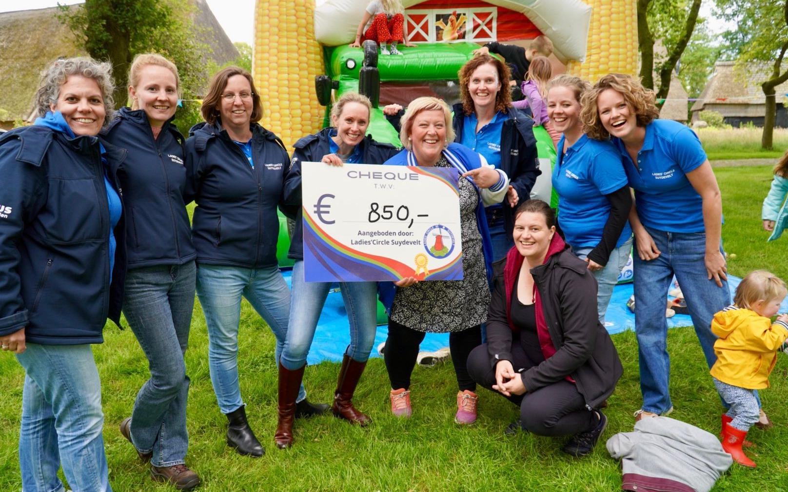 Kinderen leven zich uit op de Brink in Oud-Aalden. Actie Ladies’ Circle